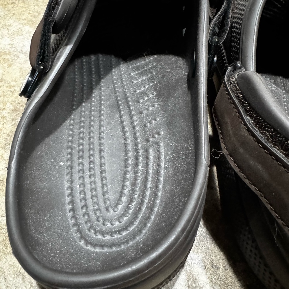Crocs men’s brown faux leather clogs. Adjustable straps - Picture 4 of 7